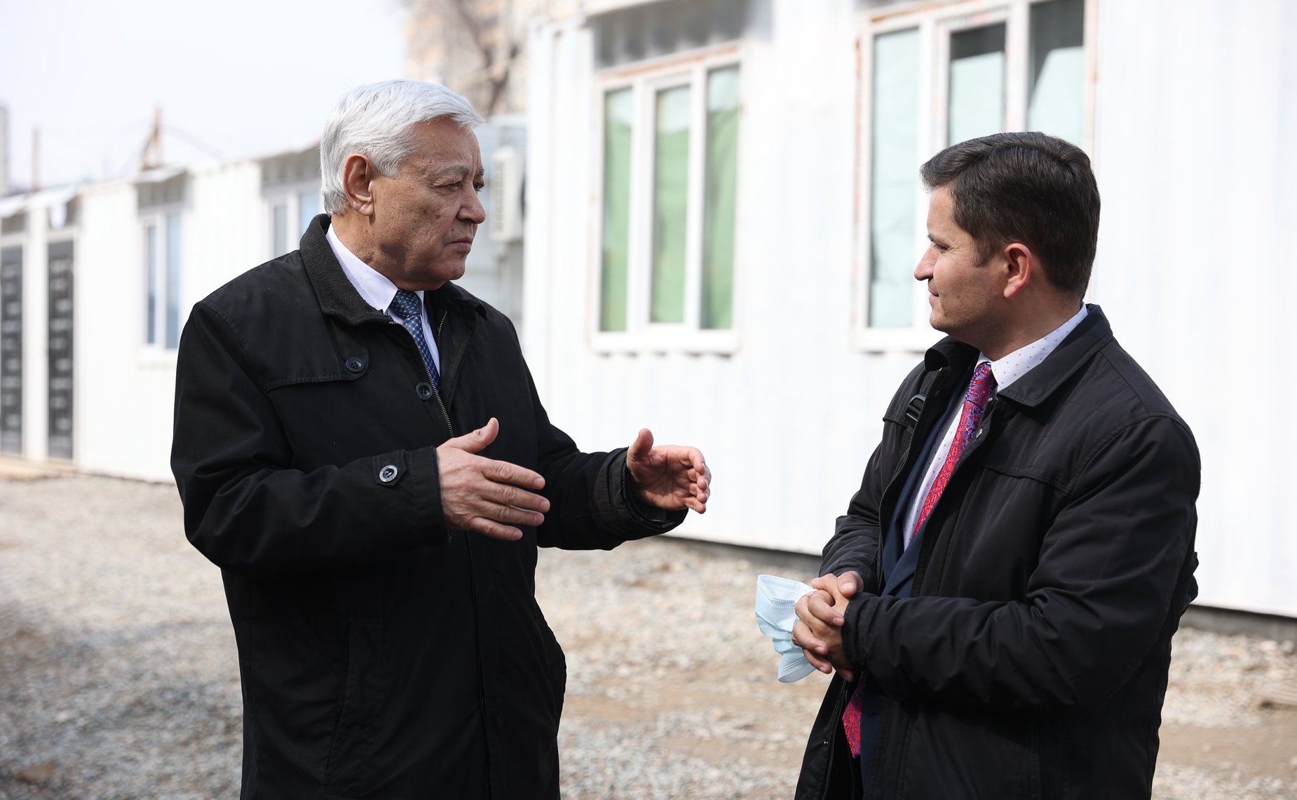 Осмотр строительства нового образовательного учреждения, в котором будет осуществляться обучение и на русском языке