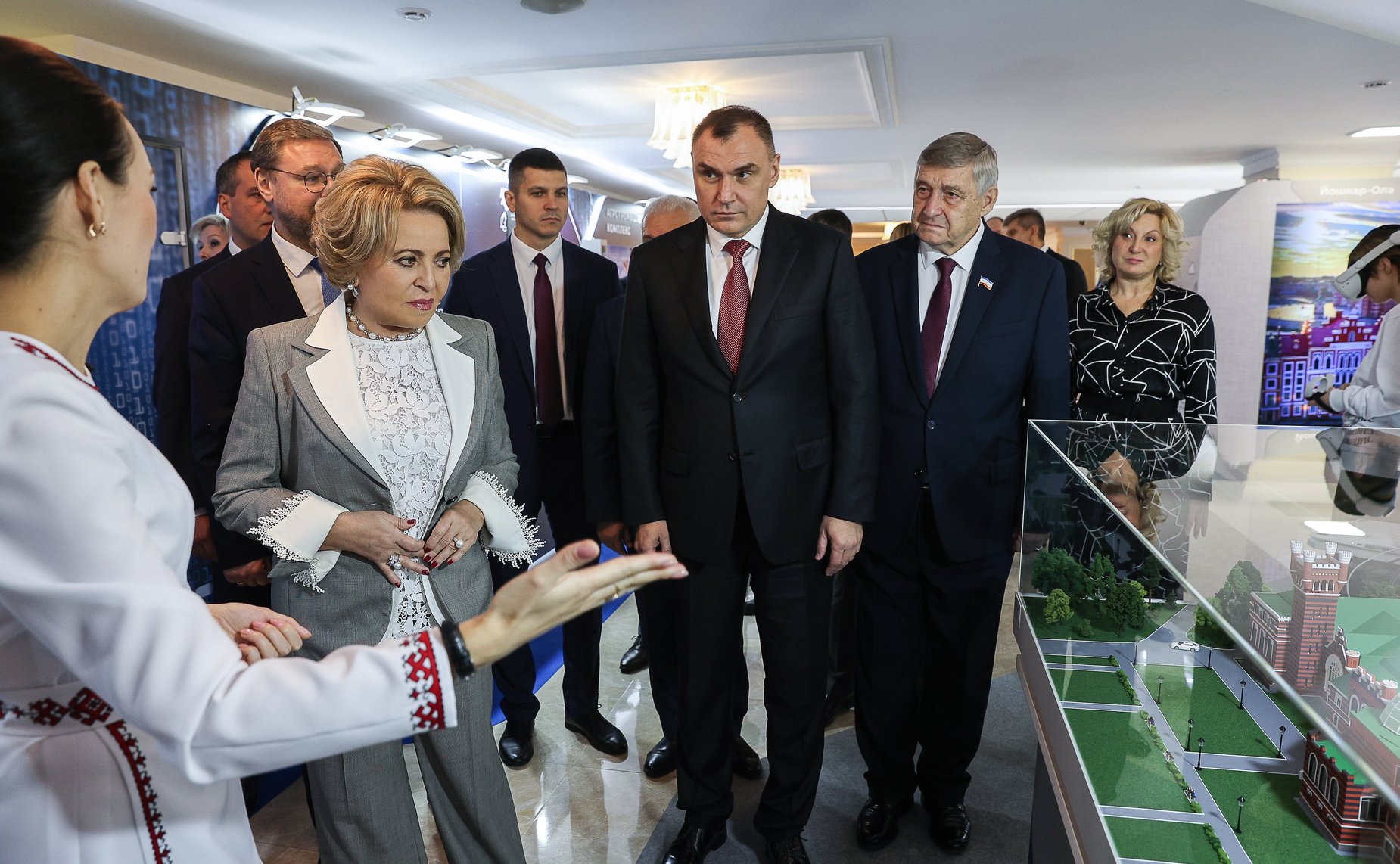 Валентина Матвиенко и Юрий Зайцев осмотрели выставку, посвященную культуре, истории и перспективным направлениям развития Республики Марий Эл