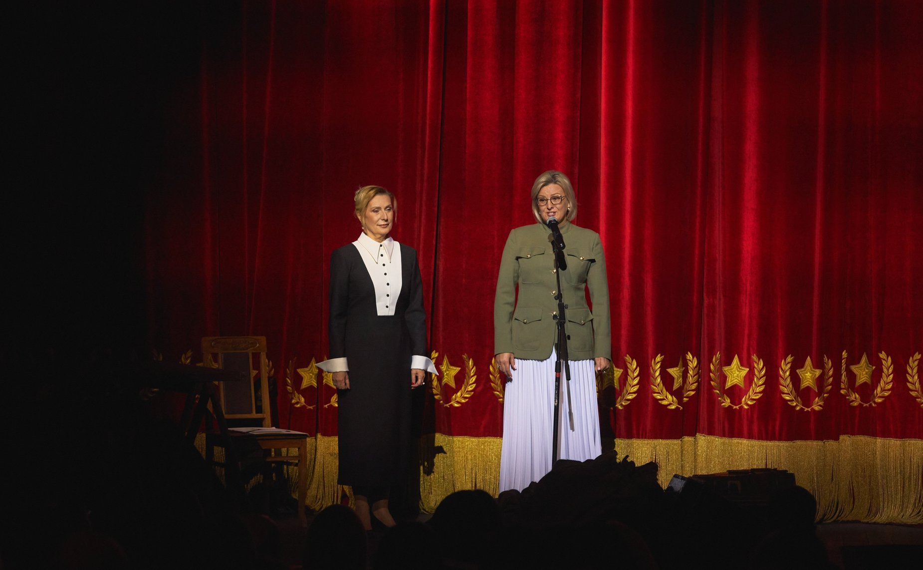 Заместитель Председателя Совета Федерации Инна Святенко приняла участие в церемонии награждения поисковиков, добровольцев и волонтеров, состоявшейся в Центральном академическом театре Российской Армии