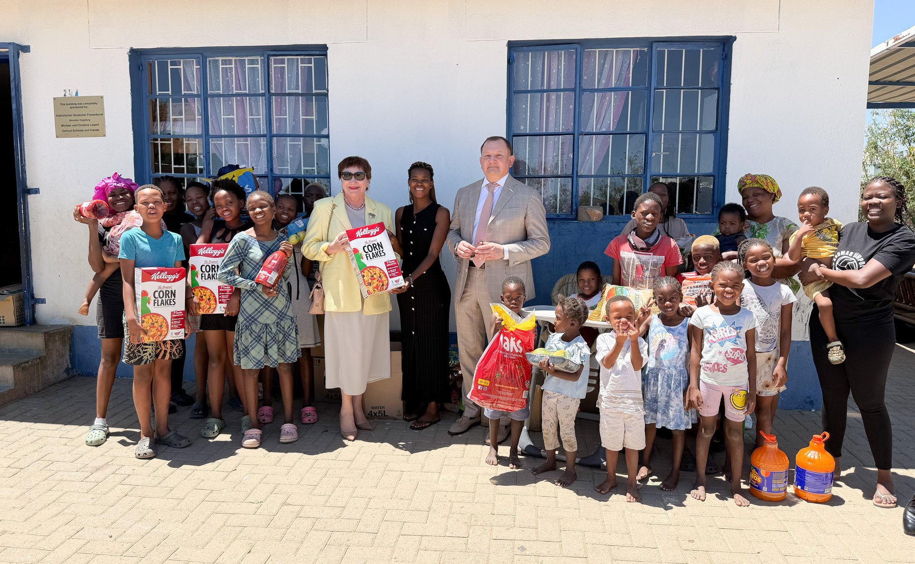 В рамках визита в Виндхук сенаторы Российской Федерации Елена Перминова и Михаил Борщев посетили два детских дома