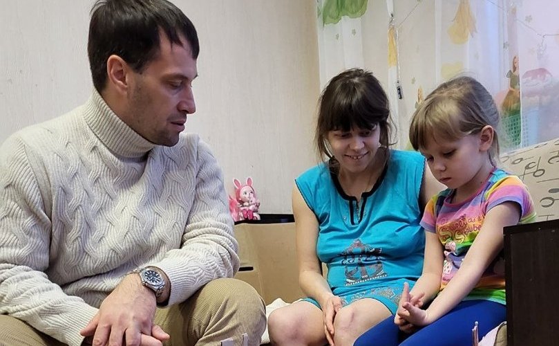 Эдуард Исаков в рамках Новогодней недели добра вручил новогодние подарки ханты-мансийским семьям, где воспитывают детей с инвалидностью