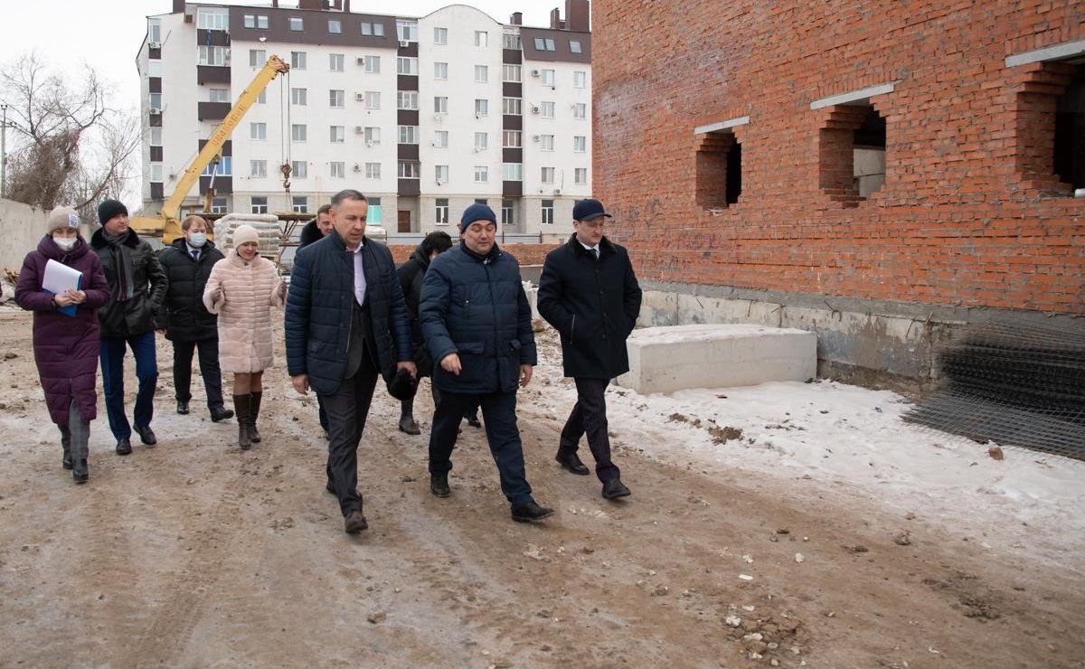 Сенатор Олег Алексеев вместе с главой района Дмитрием Романовым осмотрели строительную площадку, на которой возводится культурно-зрелищный комплекс