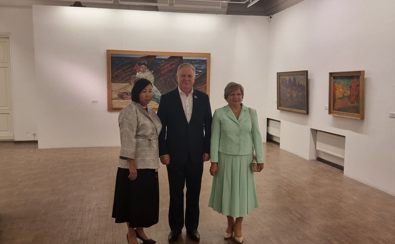 Вячеслав Наговицын принял участие в торжественном открытии выставки «Художники Бурятии. Российская академия художеств»
