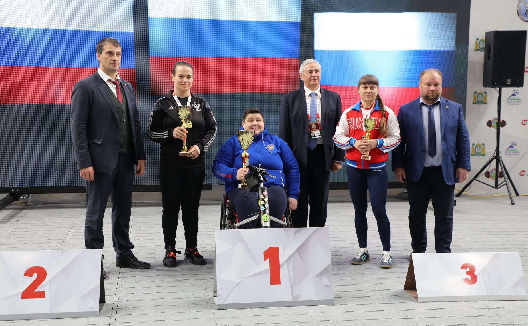 Эдуард Исаков принял участие в торжественных мероприятиях с чемпионами Летних Игр Паралимпийцев и открыл в регионе Международный инклюзивный турнир по жиму лежа «Кубок чемпионов»