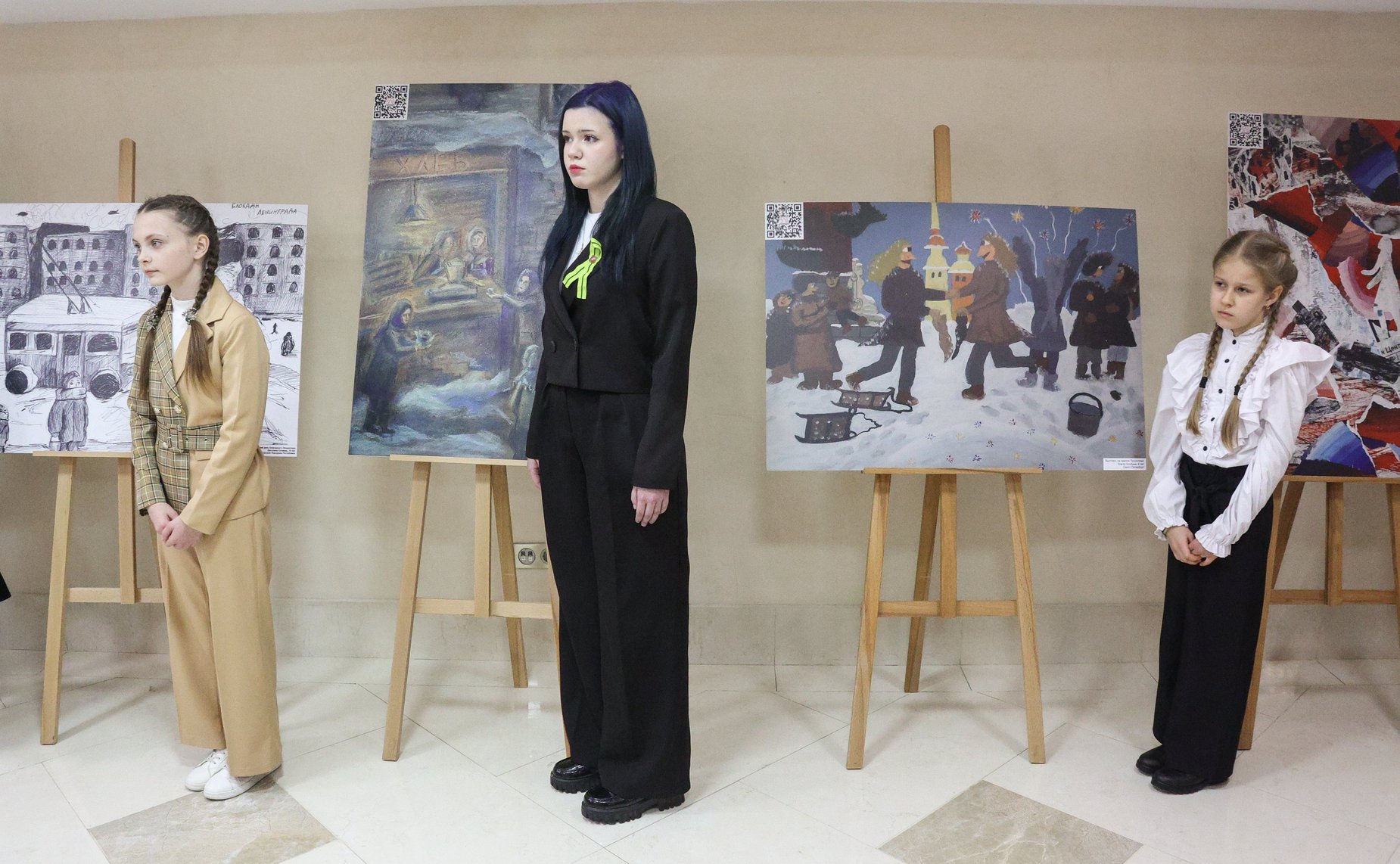 В Совете Федерации открылась выставка картин победителей конкурса детского рисунка, посвященного 80-летию прорыва блокады Ленинграда «Жизнь, деленная на граммы»