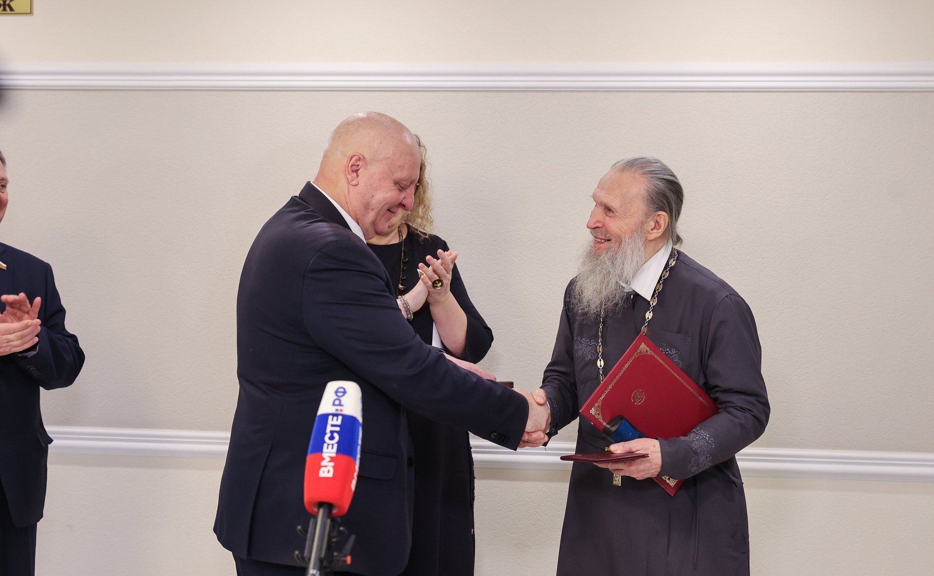 Ольга Епифанова открыла в Совете Федерации выставку живописи Петра Кочанова «За Святую Русь помолюсь…»