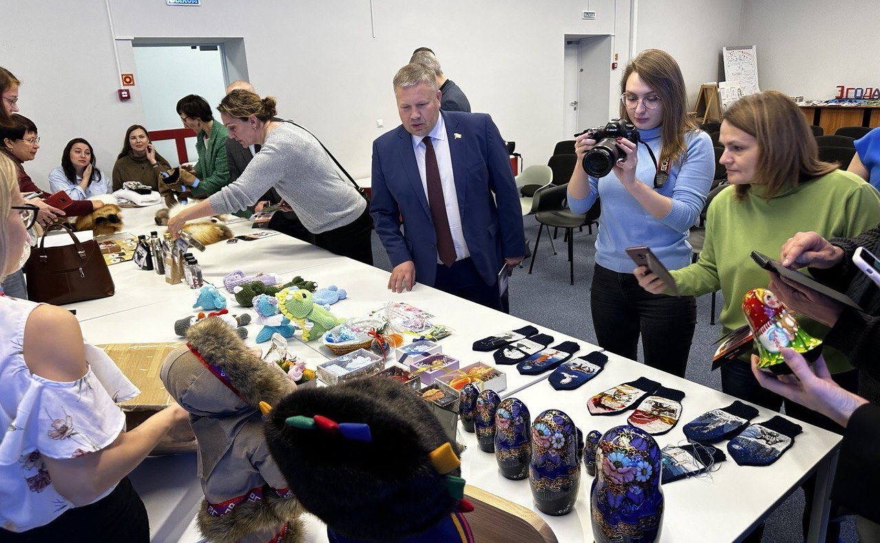 Денис Гусев побывал на презентации продукции «Сделано в НАО»