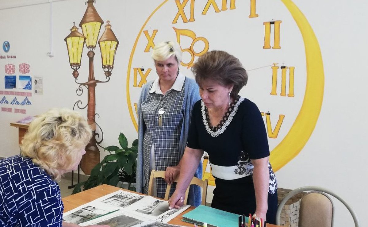 Татьяна Гигель в ходе рабочей командировки по региону встретилась с коллективом Каракокшинской общеобразовательной школы имени Семена Тартыкова