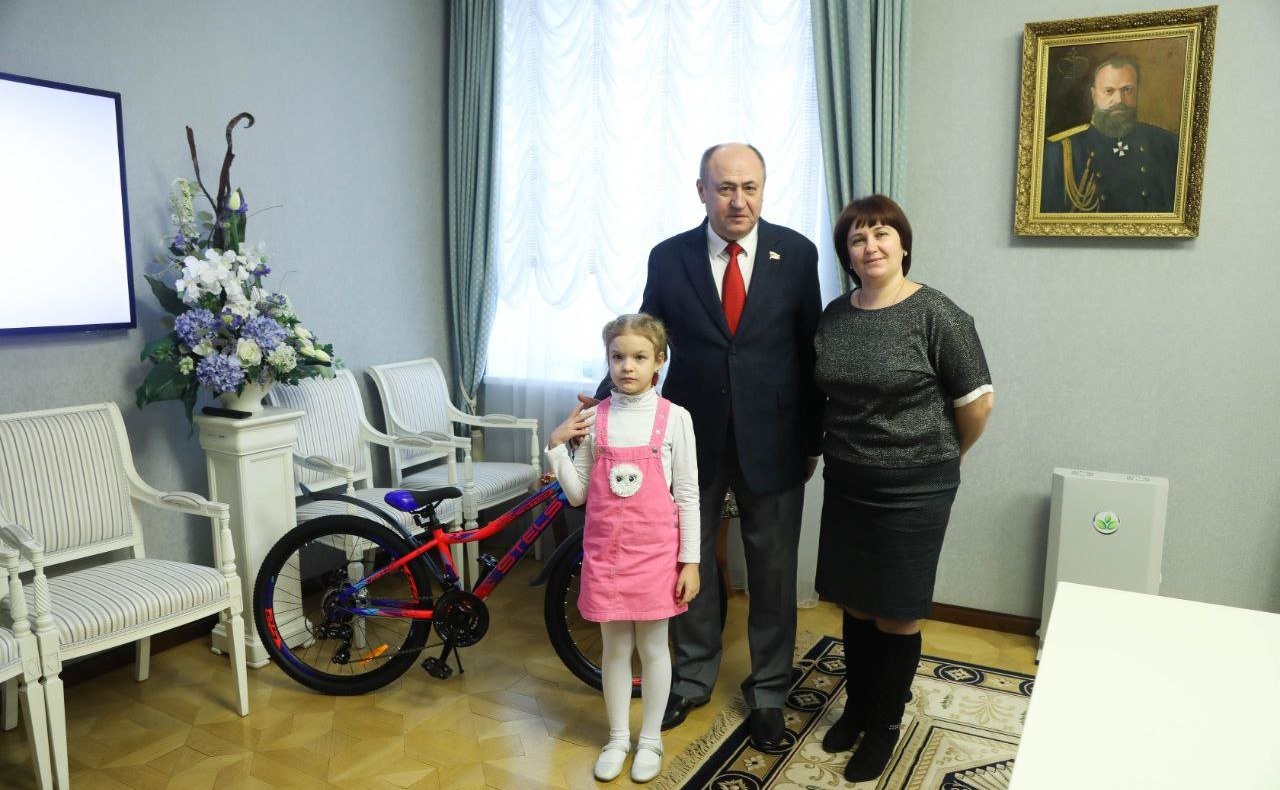 Николай Кондратюк вручил подарок первокласснице из Пензы