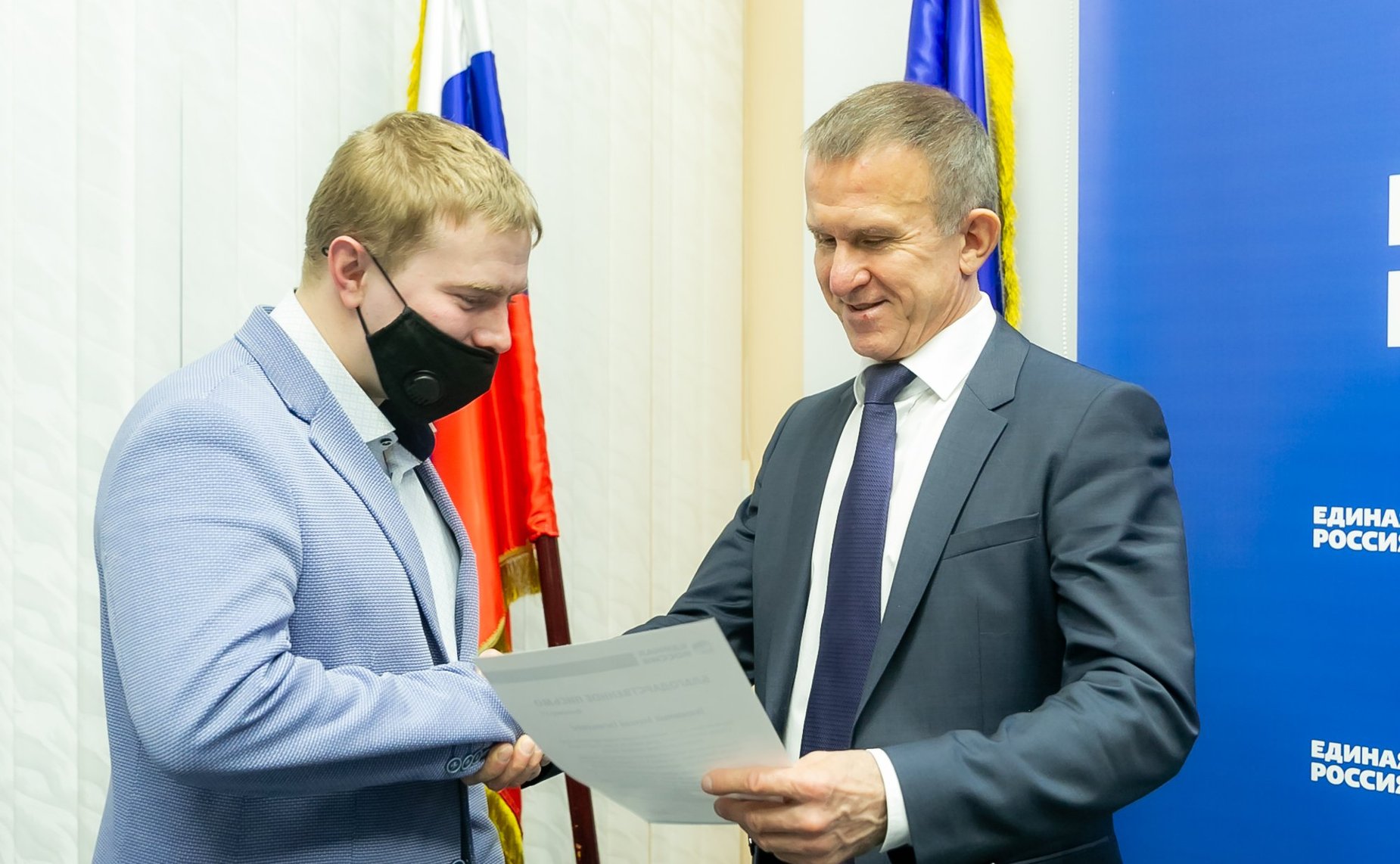 Владимир Кравченко провел встречу с волонтёрами, работающими в добровольческом центре региона