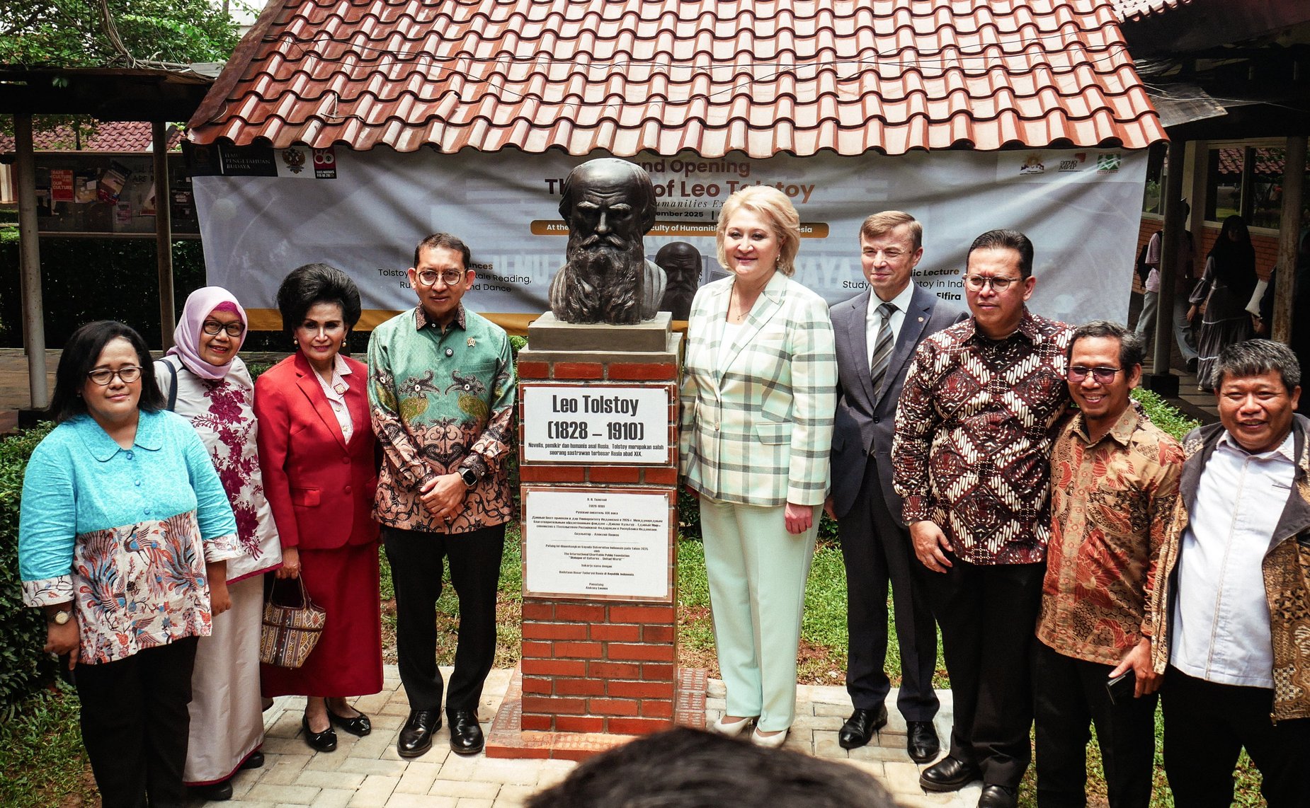Делегация Совета Федерации в Университете Индонезии в Джакарте приняла участие в церемонии открытия бюста Л.Н. Толстому