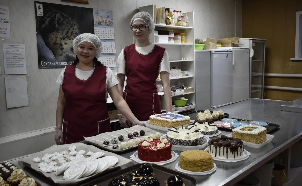 Татьяна Гигель в ходе рабочей поездки по региону побывала в районной пекарне и кондитерском цехе, открытых при пищевом предприятии в Усть-Коксинском районе