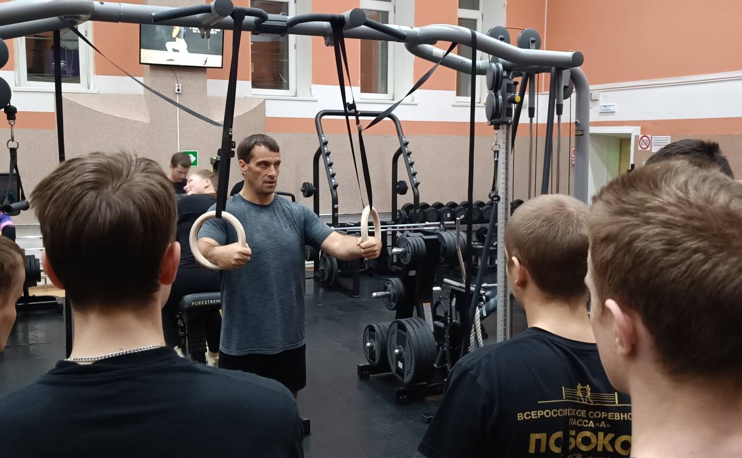 Эдуард Исаков провел тренировку студентам Югорского государственного университета (ЮГУ)