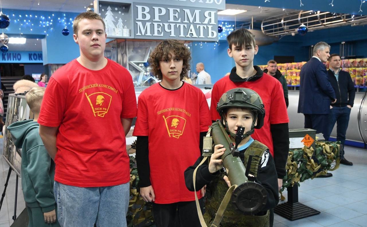 В Ульяновске прошёл праздничный концерт для детей участников специальной военной операции, в фойе концертного зала организована фотовыставка «Герои Гостомеля» и показ образцов боевого снаряжения