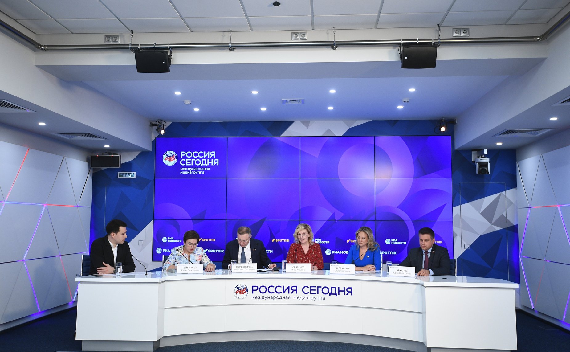 Пресс-конференцию по итогам работы Комитета СФ в ходе весенней парламентской сессии