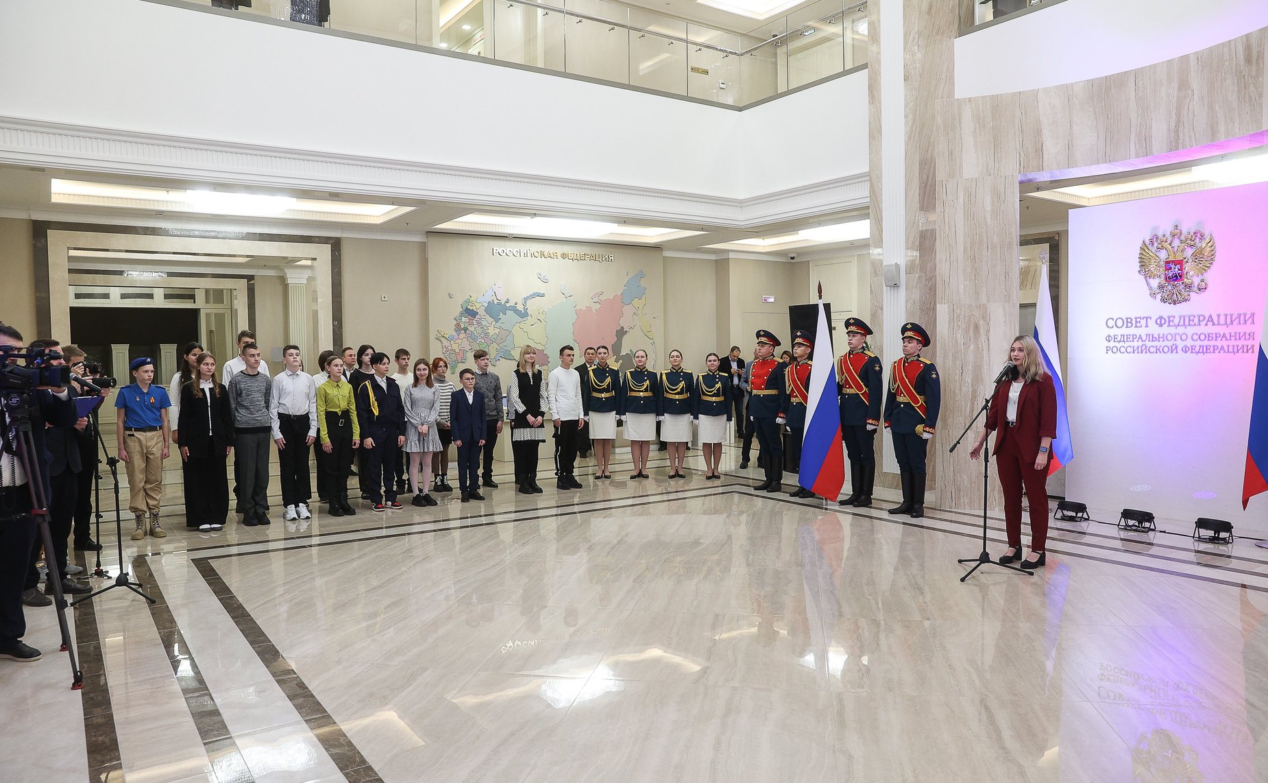 Торжественная церемония вручения паспортов граждан РФ 14-летним жителям Луганской Народной Республики и Херсонской области