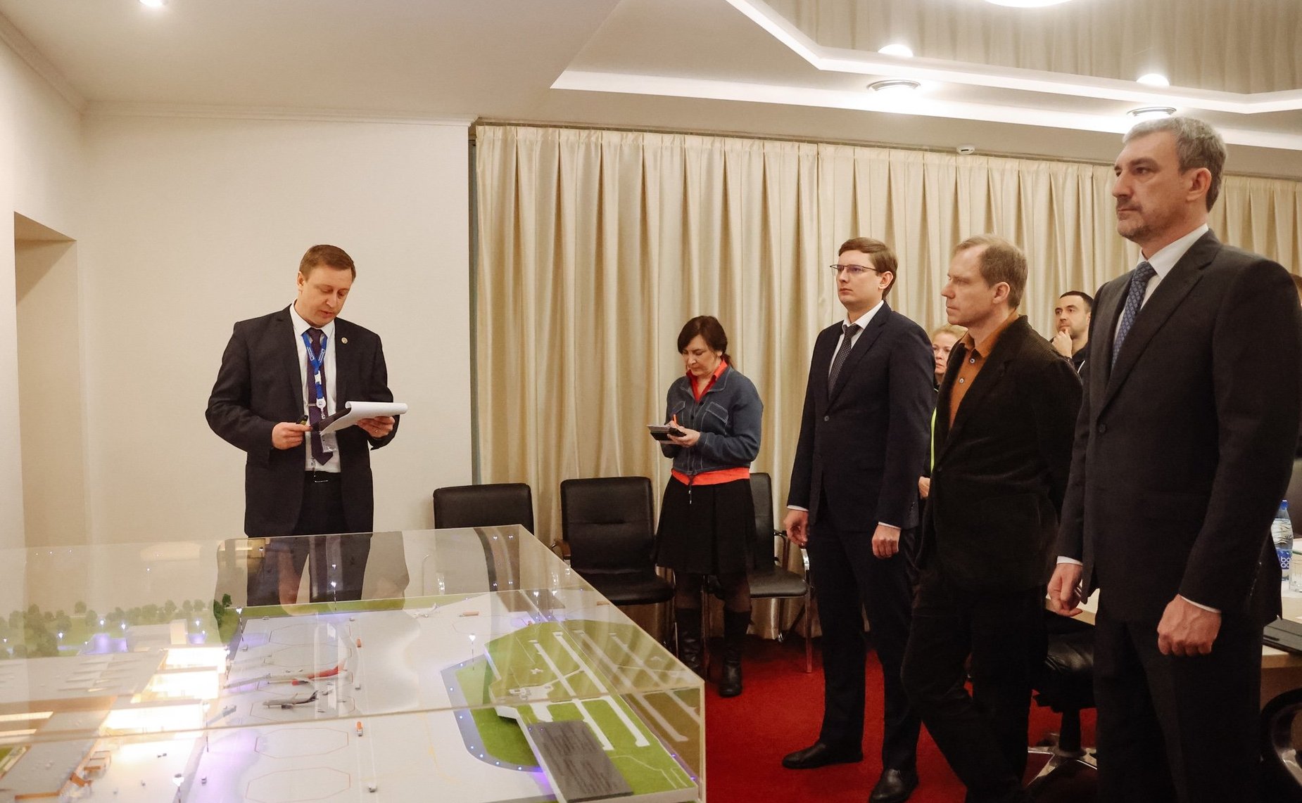 Делегация Совета Федерации во главе с председателем Комитета СФ по экономической политике Андреем Кутеповым, которая находится в Амурской области, посетила аэропорт Благовещенска