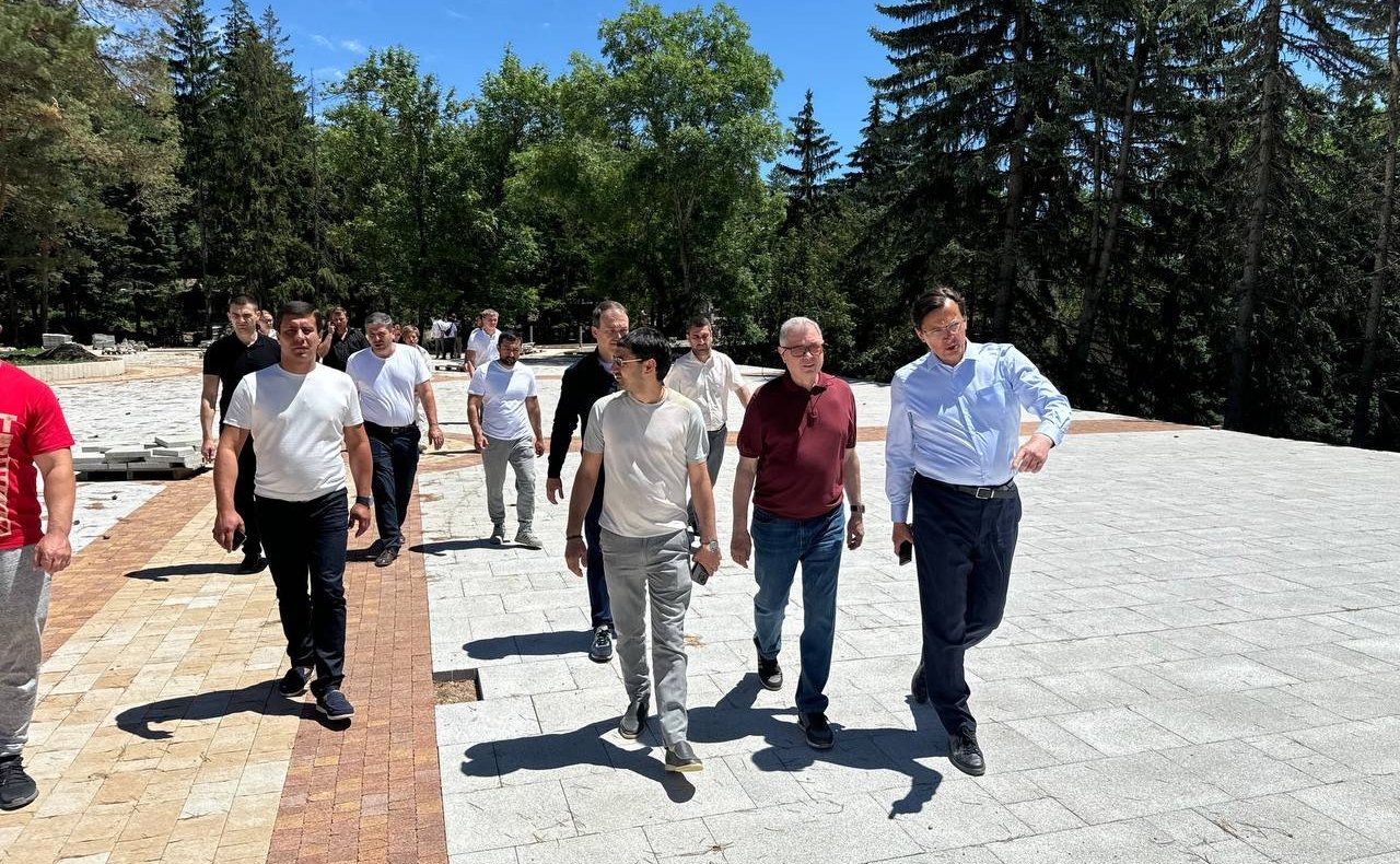 Анатолий Артамонов провел рабочие совещания на строительных площадках социальных объектов Кисловодска