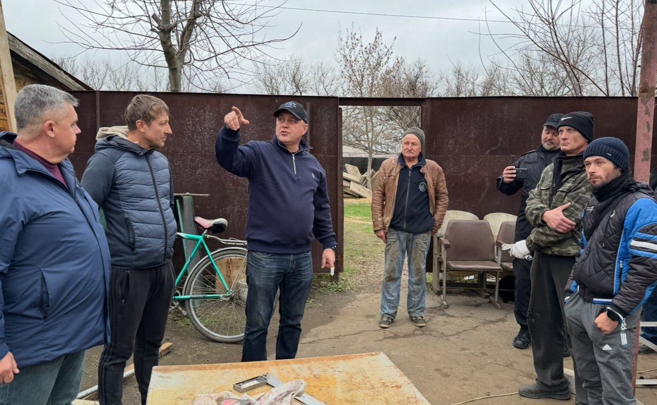 Игорь Кастюкевич посетил в Нижних Серогозах цех, где были изготовлены пять памятных знаков в честь погибших участников СВО