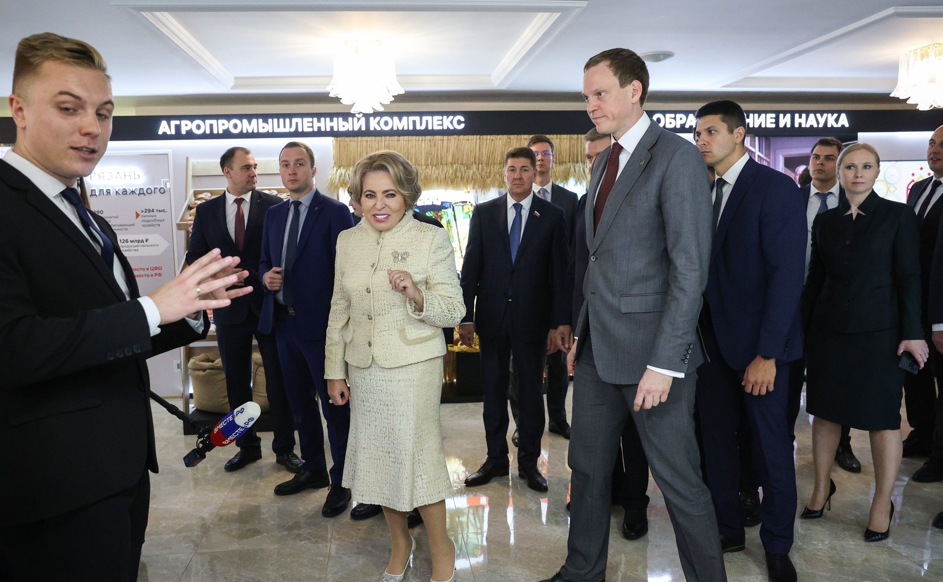 Валентина Матвиенко и Павел Малков осмотрели выставку, посвященную истории и перспективам развития Рязанской области