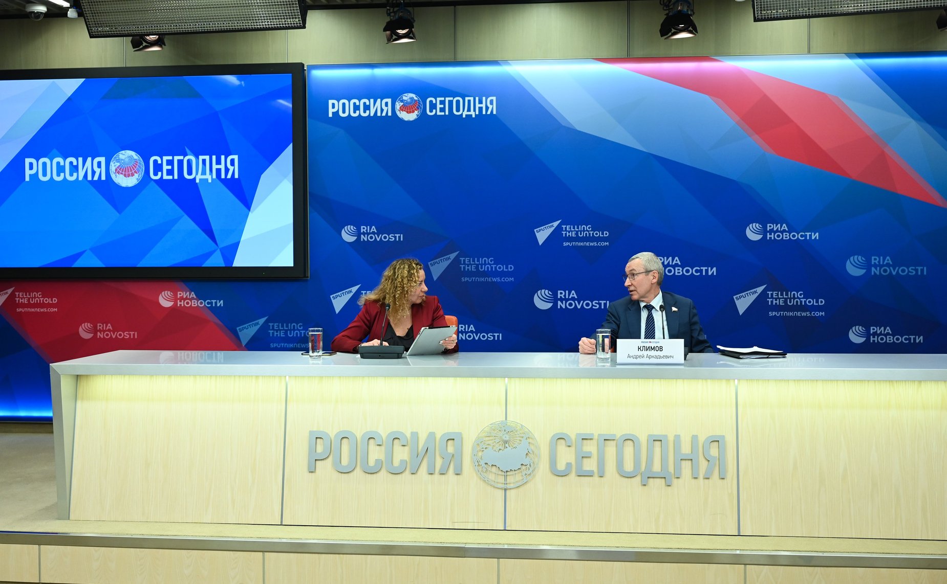 Онлайн-брифинг председателя Временной комиссии СФ по защите государственного суверенитета и предотвращению вмешательства во внутренние дела РФ Андрея Климова