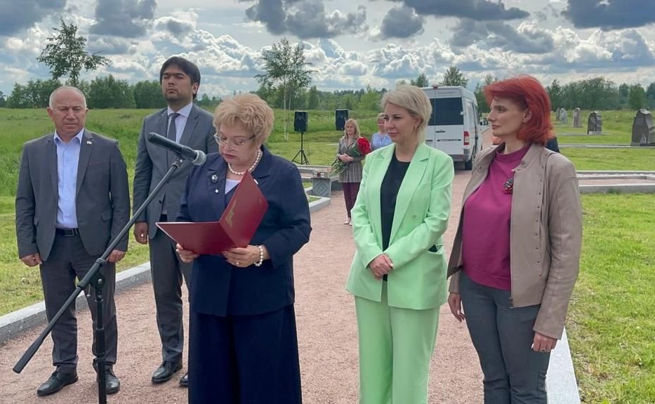 Оксана Хлякина приняла участие в церемонии открытия памятной стелы жителям Липецкой области, павшим во время Великой Отечественной войны в боях за Ленинград