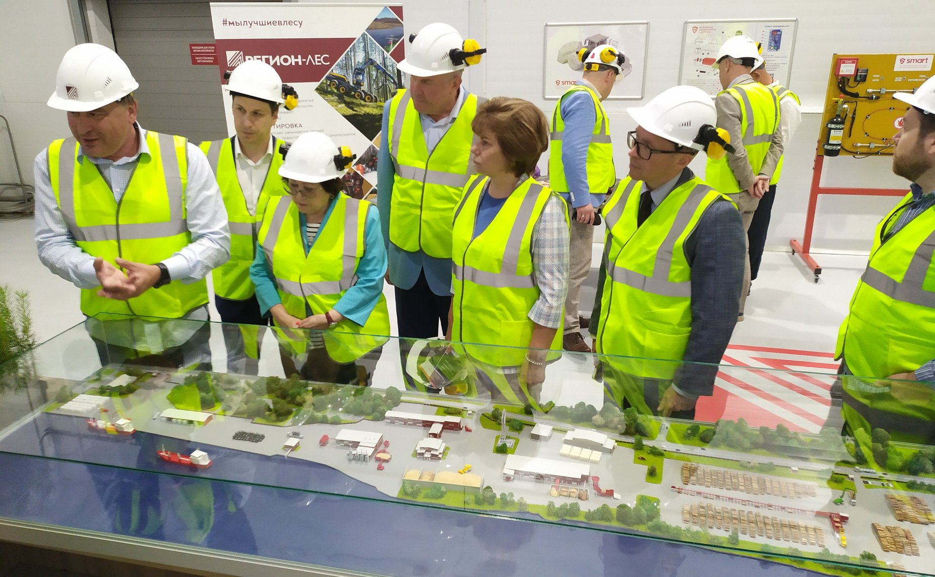 В рамках работы Совета по вопросам развития лесного комплекса сенаторы посетили ряд производственных объектов на территории Архангельской области