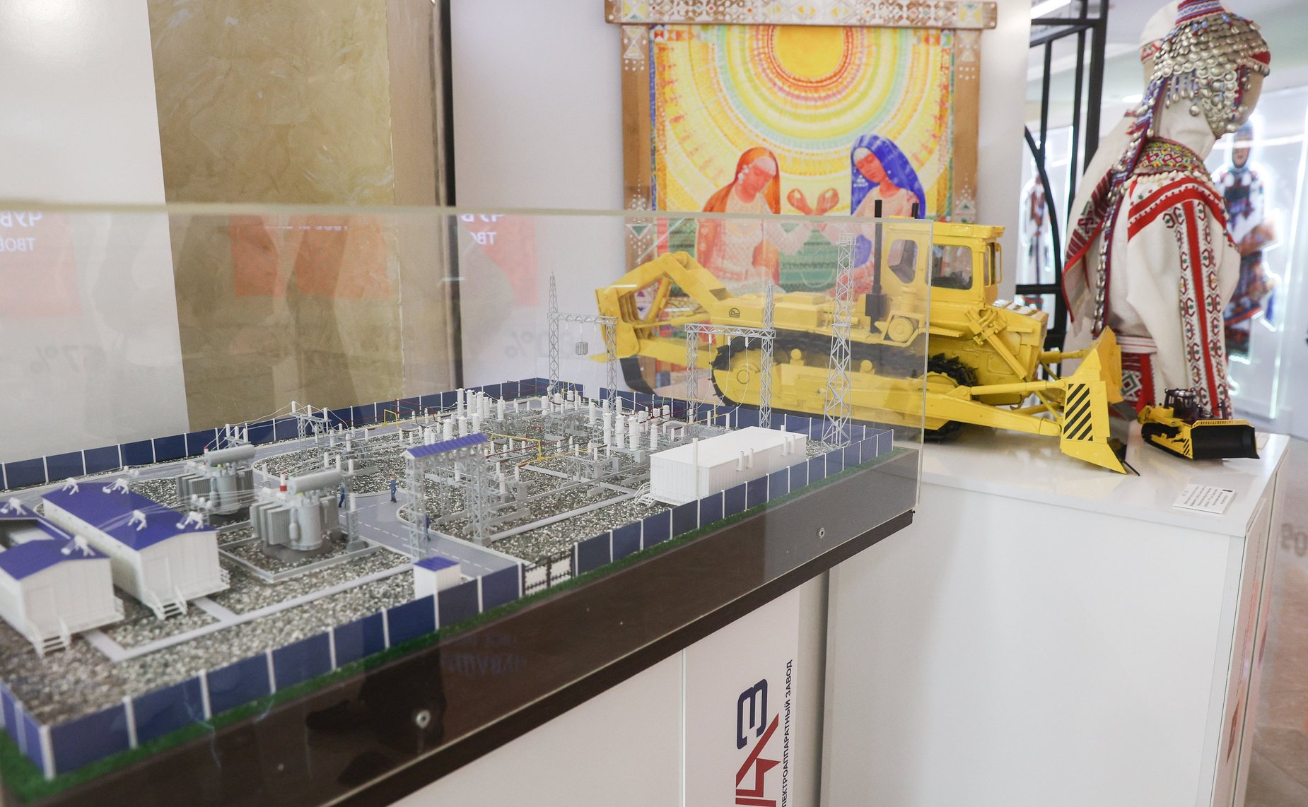 Валентина Матвиенко и Олег Николаев осмотрели выставку, посвященную истории и перспективным направлениям развития Чувашской Республики