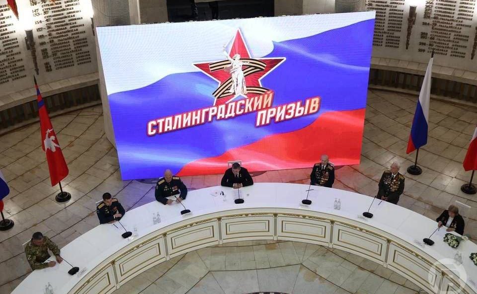 Николай Семисотов и Сергей Горняков в ходе поездки в регион приняли участие в мероприятиях, приуроченных к 82-летию Победы в Сталинградской битве