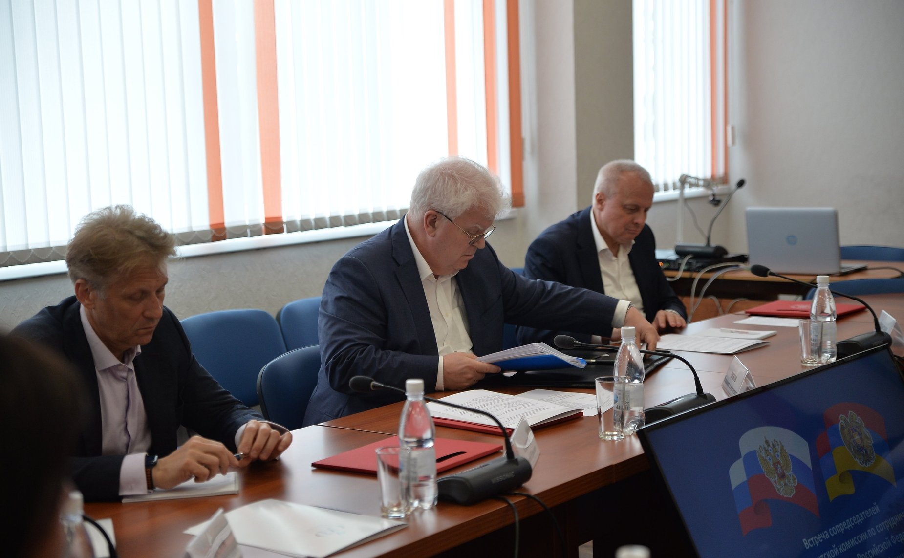 Юрий Воробьев провел рабочую двустороннюю встречу с заместителем Председателя Национального Собрания Республики Армения, сопредседателем армянской части Межпарламентской комиссии Акопом Аршакяном