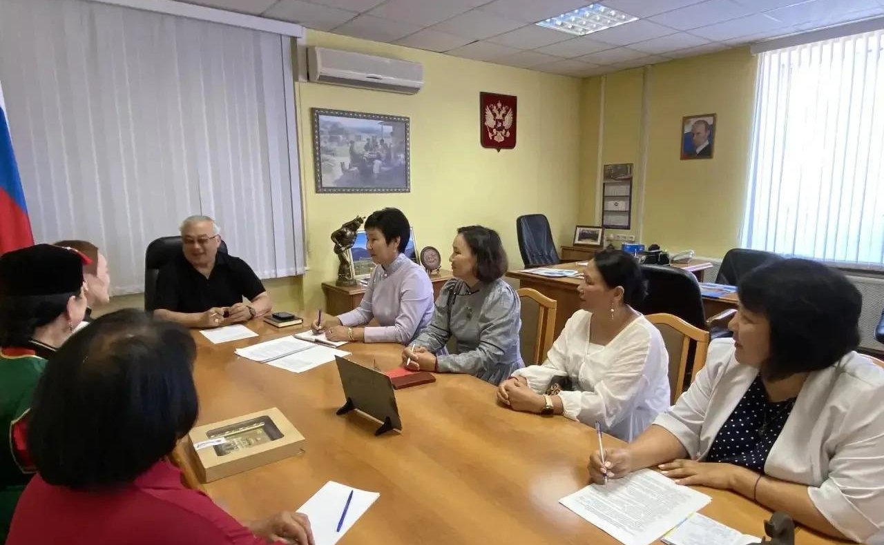 Баир Жамсуев обсудил с педагогами трех регионов методики преподавания национальных языков