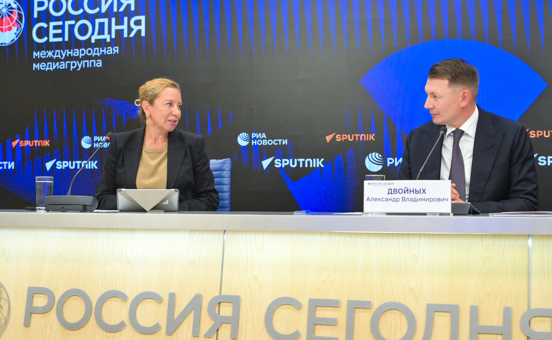 Пресс-конференция председателя Комитета СФ по аграрно-продовольственной политике и природопользованию Александра Двойных по итогам работы в период весенней сессии