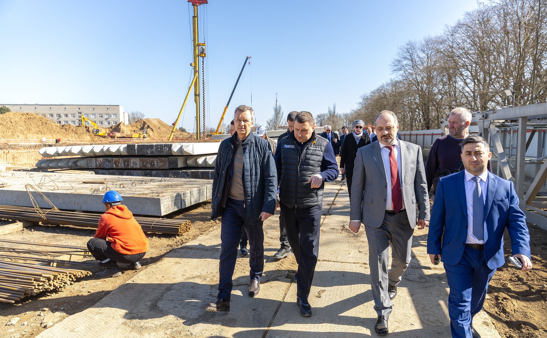 Первый заместитель Председателя СФ Андрей Яцкин в рамках поездки в регион осмотрел ход реконструкция очистных сооружений и строительства Городской больницы скорой медицинской помощи