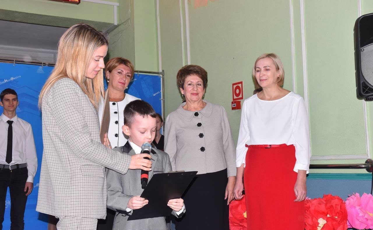 Екатерина Алтабаева вручила коллективу школы Благодарность Председателя Совета Федерации Валентины Матвиенко