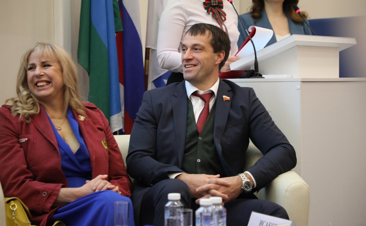 Эдуард Исаков принял участие в торжественных мероприятиях с чемпионами Летних Игр Паралимпийцев и открыл в регионе Международный инклюзивный турнир по жиму лежа «Кубок чемпионов»