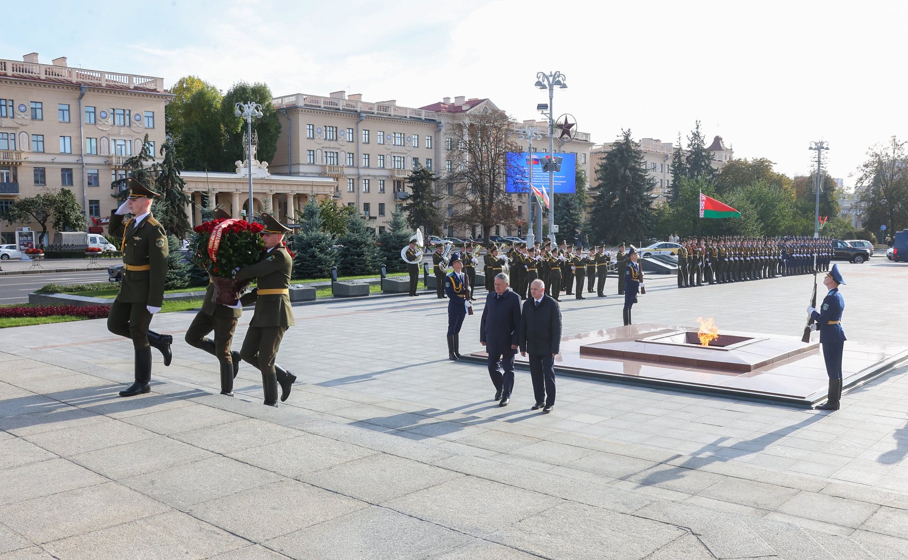 Сенаторы приняли участие в возложении цветов к Монументу Победы (фото: Пресс-служба Совета Республики Национального собрания Беларуси)