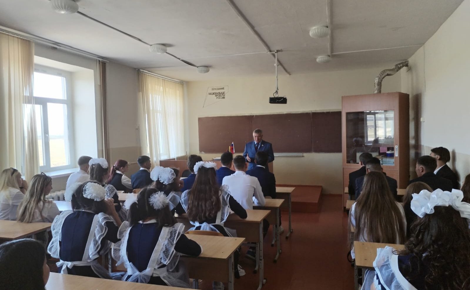 Сергей Михайлов принял участие в торжественных линейках, посвящённых Дню знаний, в школах сел Нижний Цасучей и Верхний Цасучей