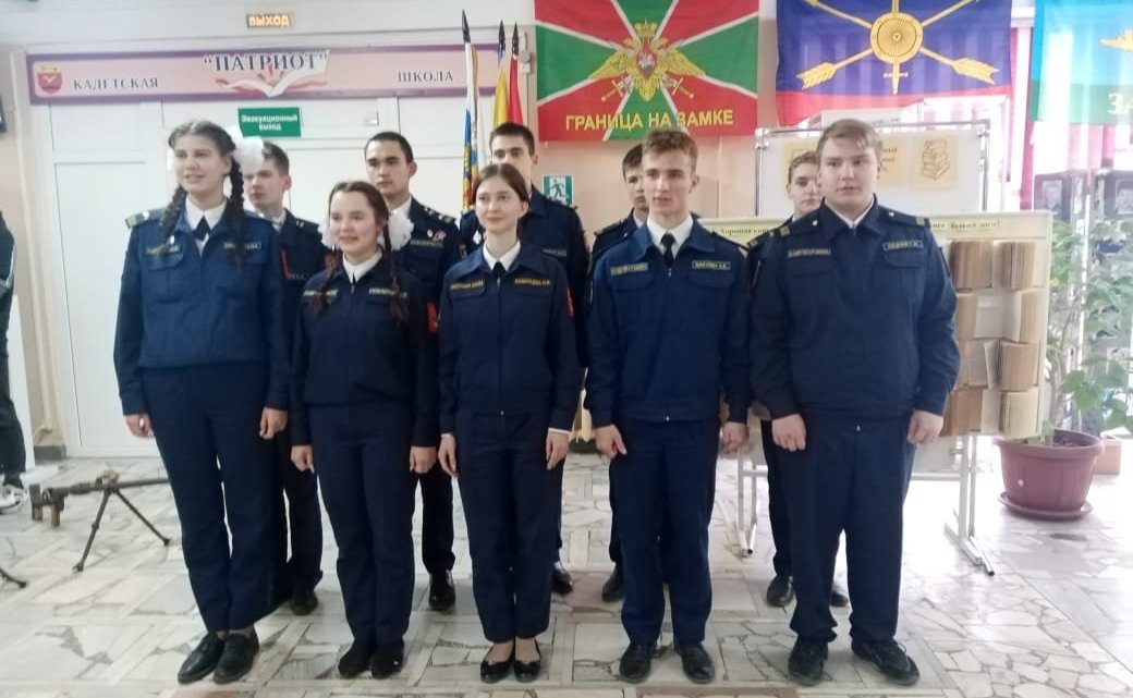 Валерий Радаев в ходе поездки в регион посетил энгельсскую школу «Патриот» с кадетскими классами имени Героя РФ Ю.М. Дейнеко и встретился с поисковиками из отряда «Память» и учащимися старших классов