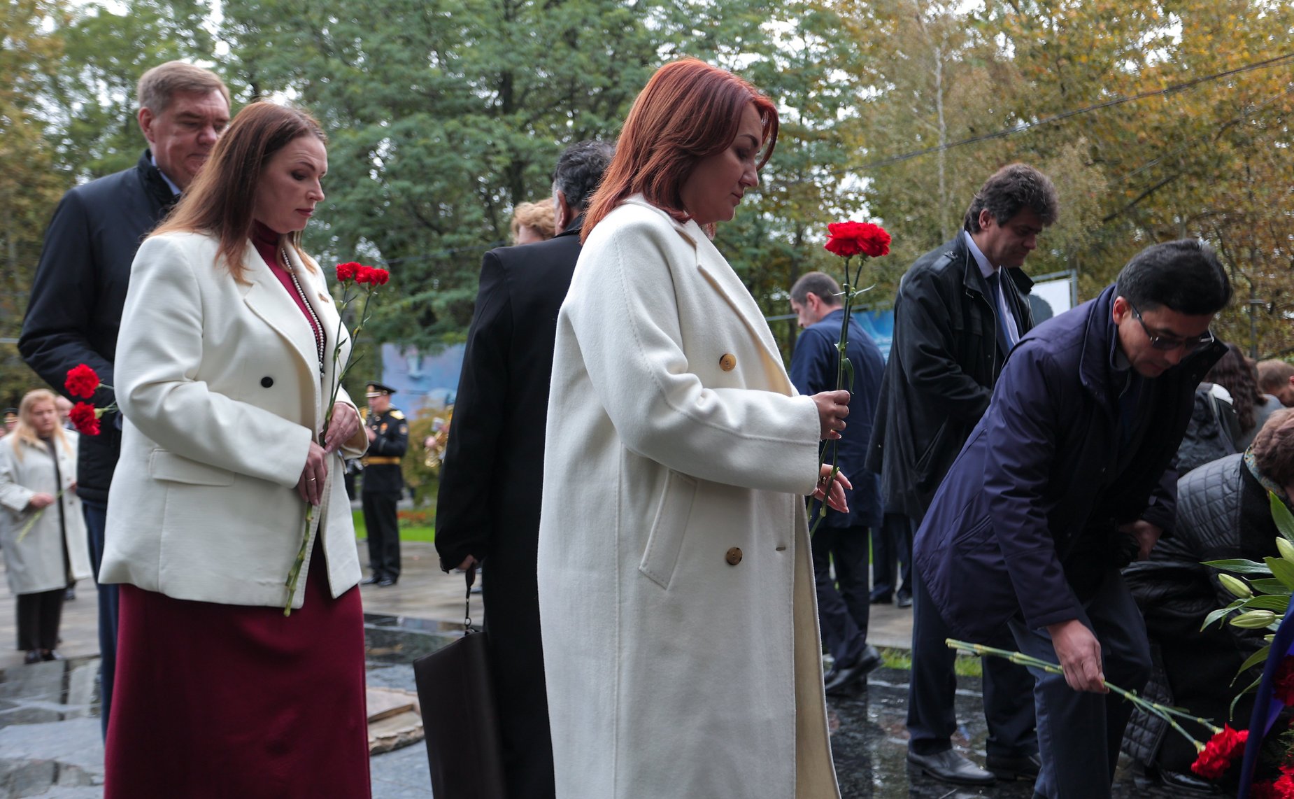 Сенаторы РФ возложили цветы к мемориалу Воину-освободителю в парке им. Ленинского комсомола в Махачкале (фото пресс-служба Министерства экономики и территориального развития Республики Дагестан)