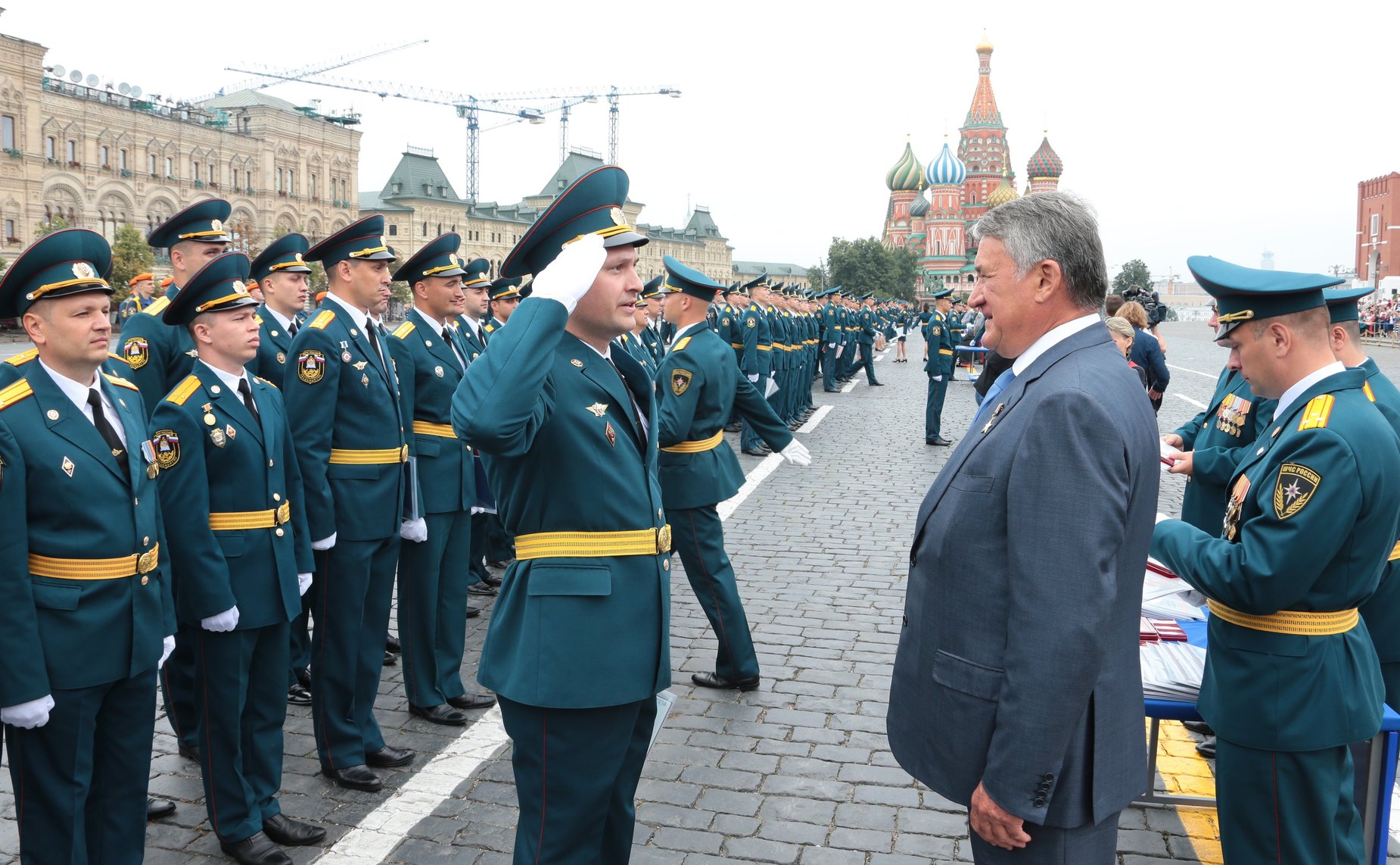 Ю. Воробьев принял участие в церемонии вручения дипломов выпускникам вузов МЧС