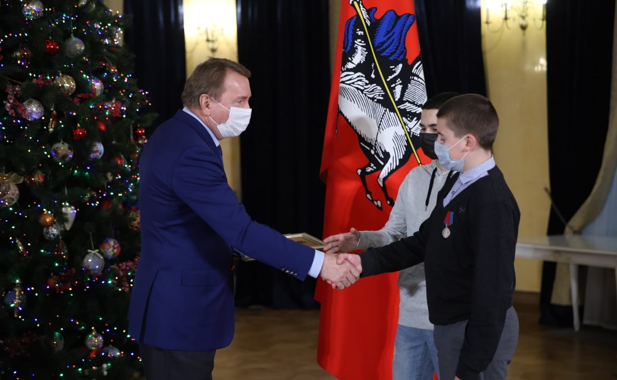 Инна Святенко и Владимир Кожин приняли участие в церемонии награждения юных москвичей, которые совершили геройские поступки и спасли человеческие жизни