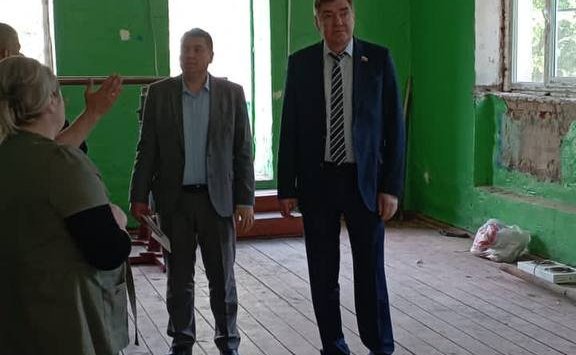 Александр Савин во время работы в регионе ознакомился с ходом проведения капитального ремонта в школах Калужской области