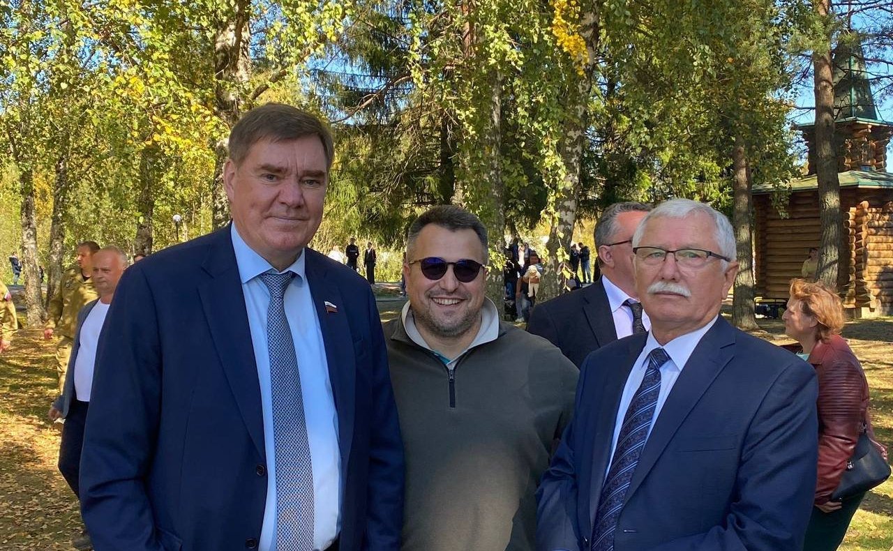 Анатолий Артамонов и Александр Савин посетили мемориальный комплекс «Безымянная высота» в Куйбышевском районе Калужской области