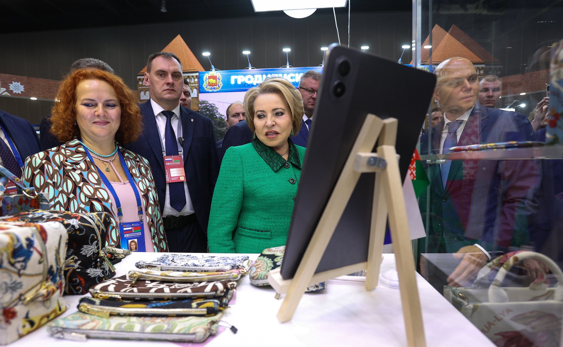 Валентина Матвиенко и Наталья Кочанова ознакомились с экспозицией выставки-ярмарки регионов России и Беларуси