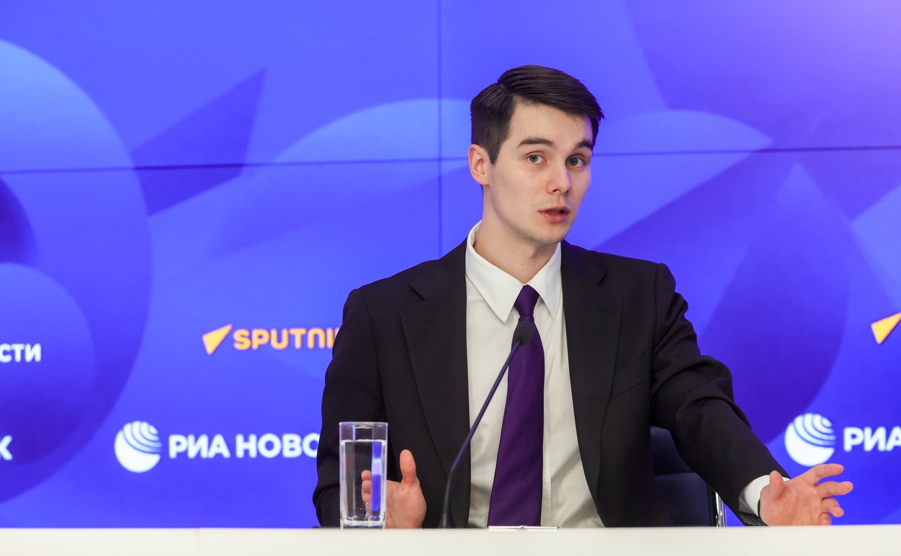 В пресс-центре медиагруппы «Россия сегодня» состоялась пресс-конференция председателя Комитета СФ по бюджету и финансовым рынкам Анатолия Артамонова, на которой подведены итоги работы Комитета в весеннюю сессию