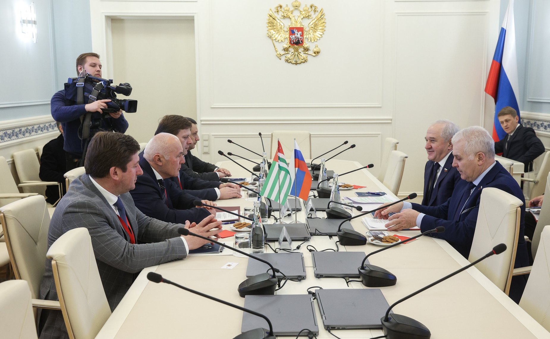 Председатель Комитета СФ по обороне и безопасности Владимир Булавин провёл рабочую встречу с делегацией Парламента Абхазии