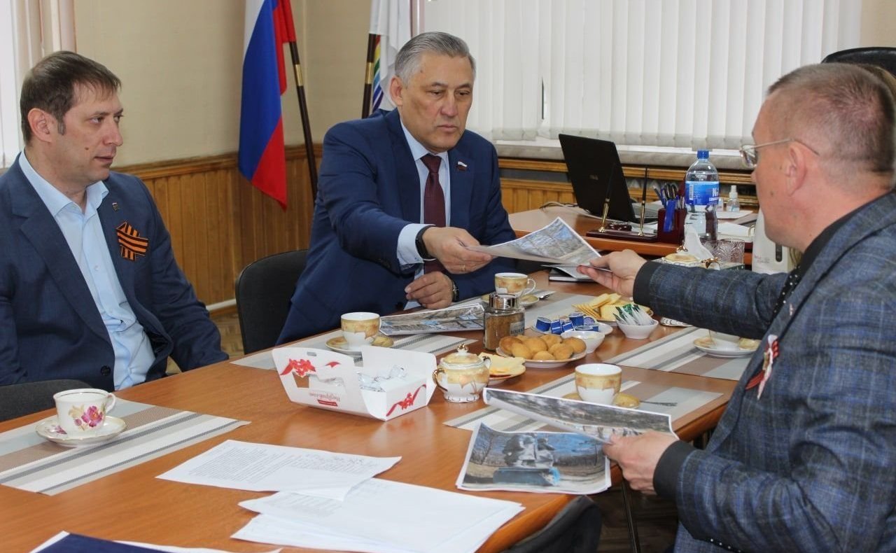 Юрий Валяев в рамках работы в регионе обсудил в администрации Биробиджанского района вопрос о реконструкции памятника героям Великой Отечественной войны в селе Красивое