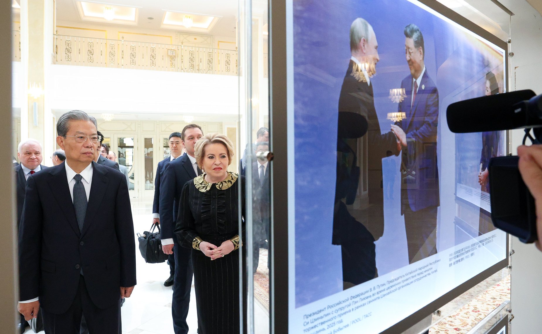 Валентина Матвиенко и Чжао Лэцзи осмотрели фотовыставку «Нерушимая дружба великих народов, стратегическое партнерство великих держав»