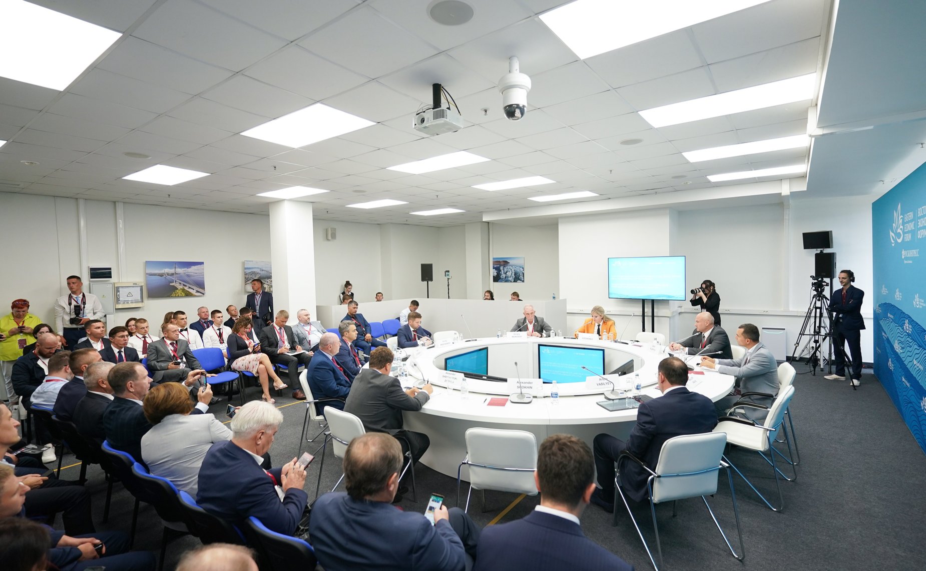 Сессия «Поддержка и защита бизнеса в цифровой сфере: правовые ориентиры Дальнего Востока». Сенаторы принимают участие в VIII Восточном экономическом форуме