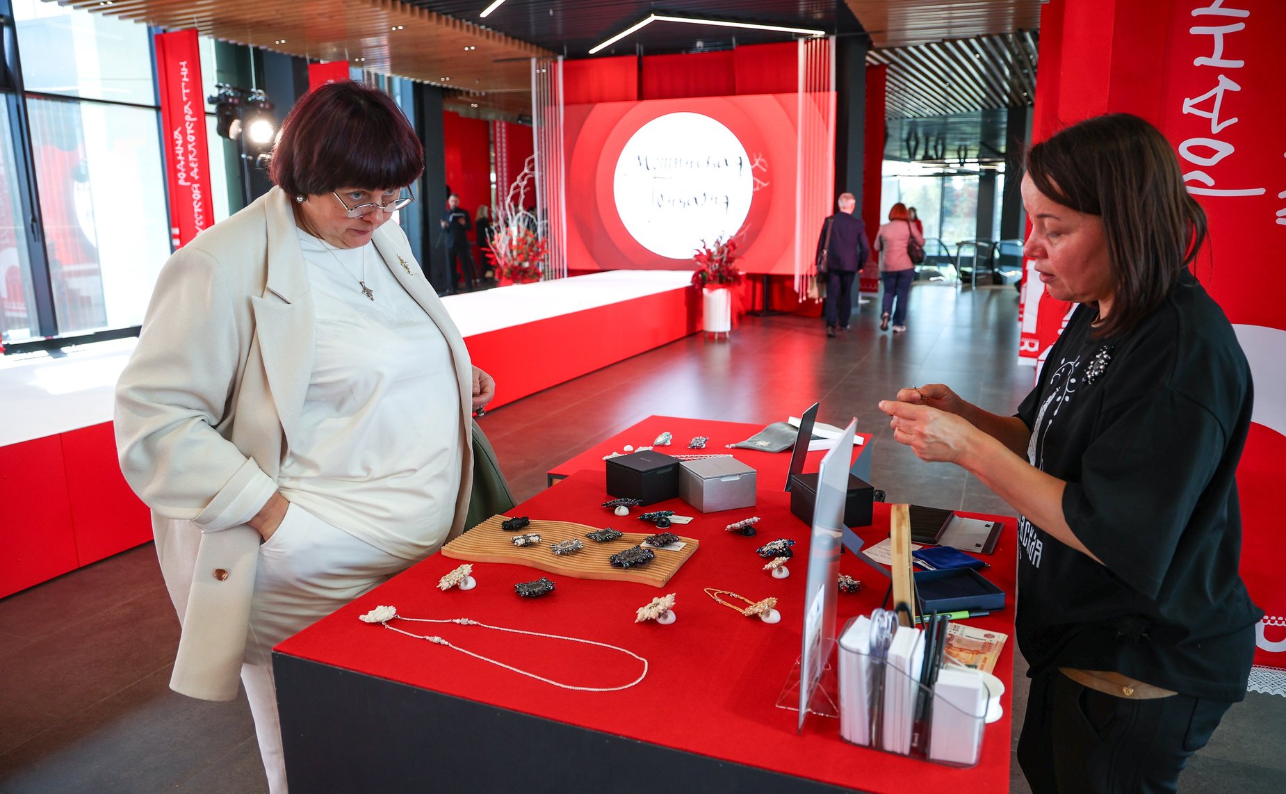 Валентина Матвиенко посетила Софийский собор и осмотрела выставку брендов «Новгородский торг»